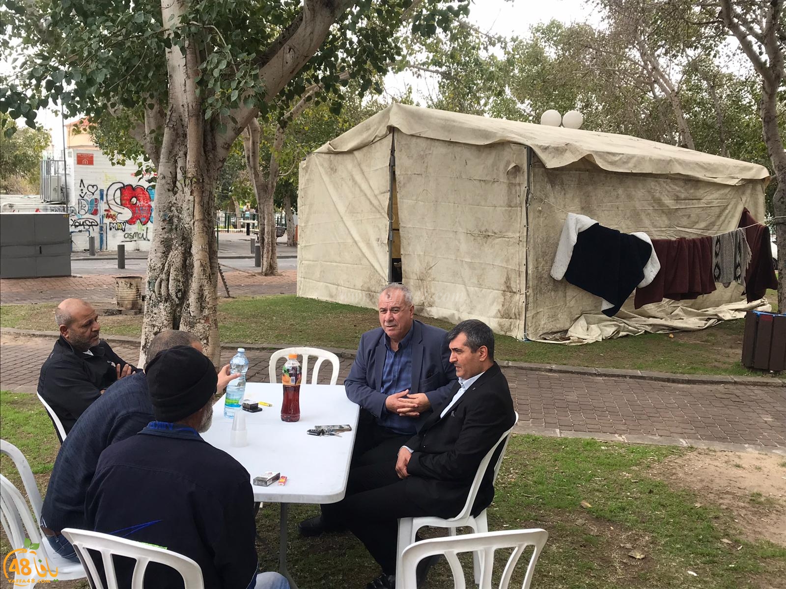 رئيس لجنة المتابعة في زيارة لخيمة العائلة اليافاوية بحديقة الغزازوة 
